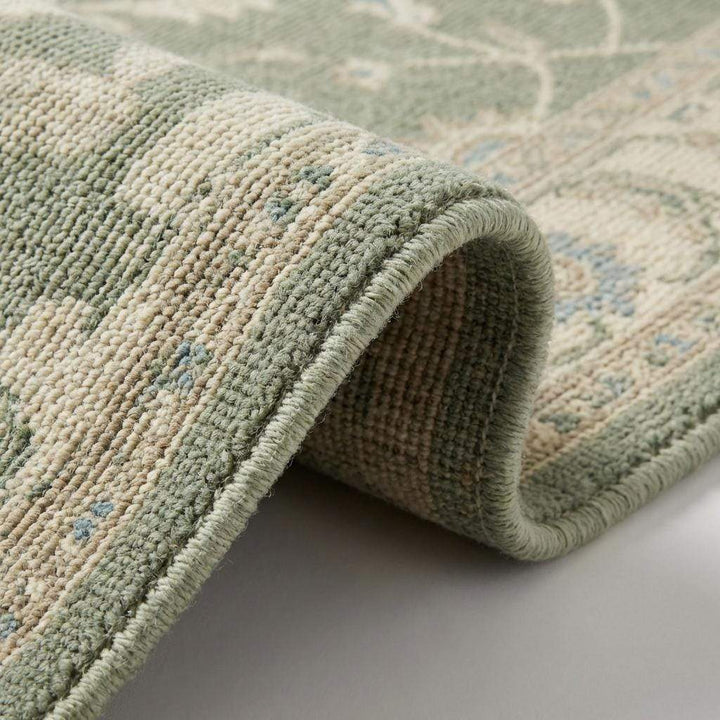Translation missing: es.Close-up of hand knotted wool rug showing individual knots, soft wool pile, and natural texture