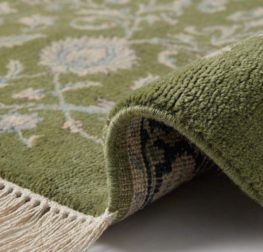 Translation missing: es.Close-up of hand knotted wool pile showing dense knots and soft natural fiber texture
