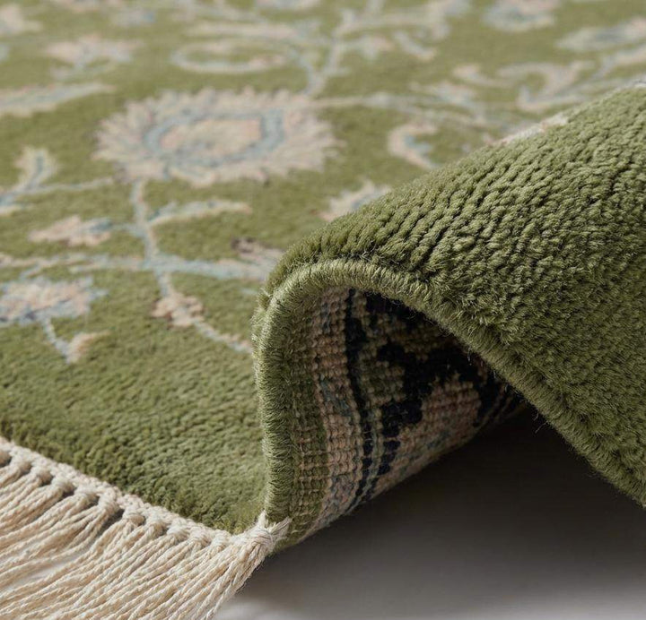 Translation missing: en.Close-up of hand knotted wool pile showing dense knots and soft natural fiber texture