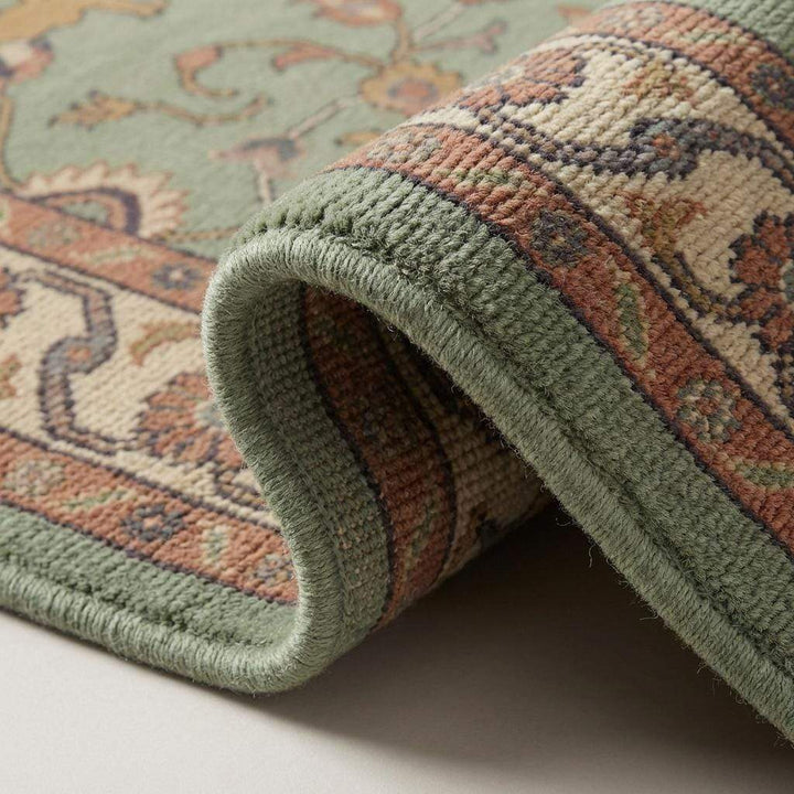 Translation missing: es.Close up of hand knotted wool rug showing dense knot structure, cut pile texture, cotton foundation, fine artisan craftsmanship detail