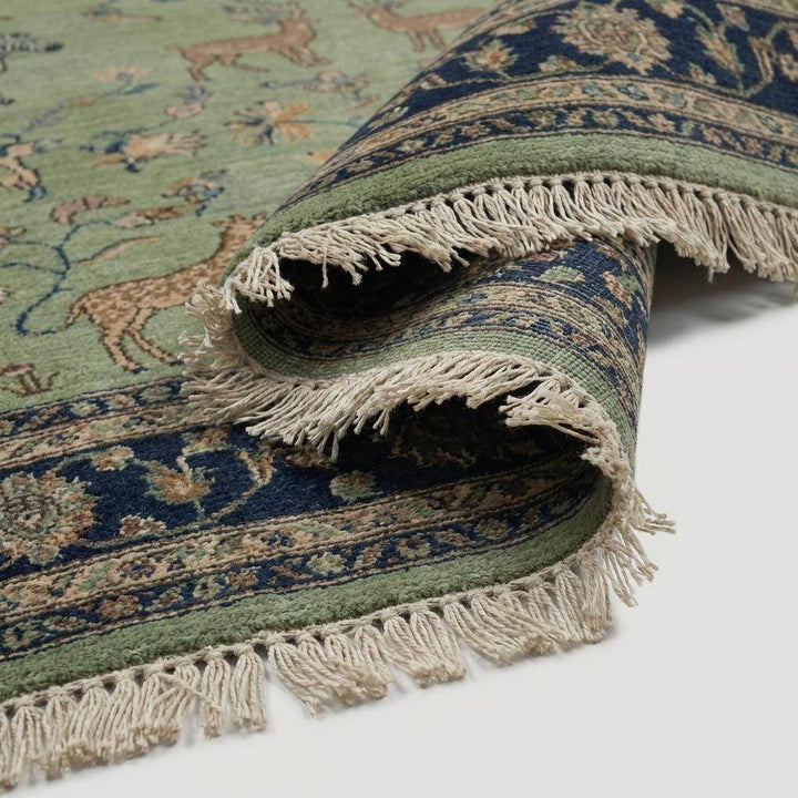 Translation missing: es.Close up of hand knotted wool pile showing detailed animal figures and knot texture