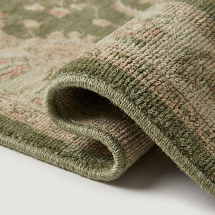 Translation missing: es.Close-up of dense hand-knotted wool pile showing individual knots, soft sage fibers, and subtle tonal variation