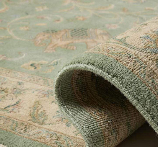 Translation missing: es.Close-up of hand-knotted wool pile showing dense knots and natural fiber texture