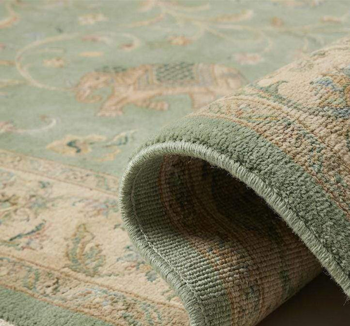 Translation missing: es.Close-up of hand-knotted wool pile showing dense knots and natural fiber texture