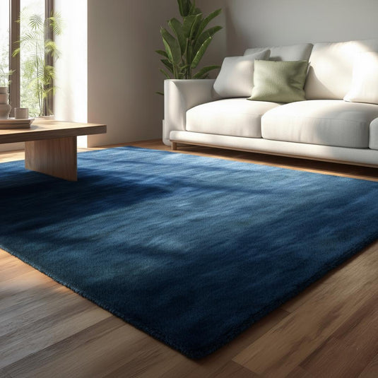 Translation missing: es.Luxury navy blue area carpet with rich pile next to light coloured sofa – brings layered texture and modern elegance to home décor