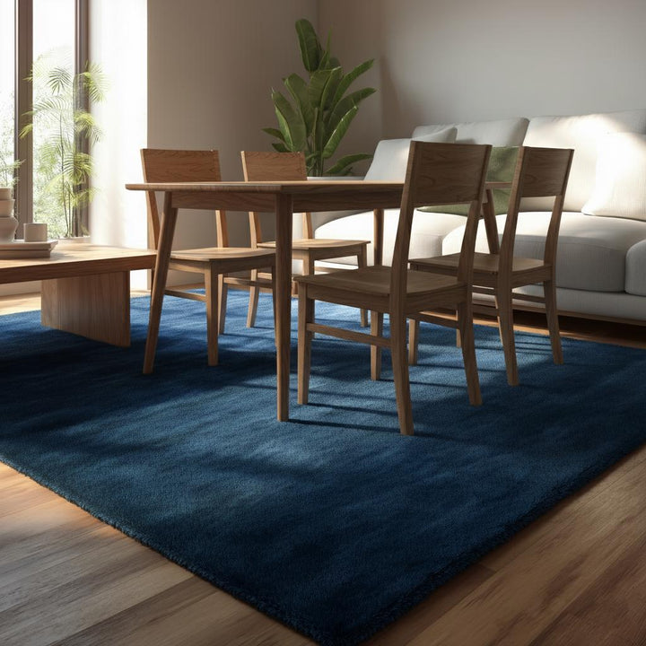 Translation missing: es.Cozy high-pile living room rug in navy blue, adding warmth and style to a minimalist yet comfortable interior