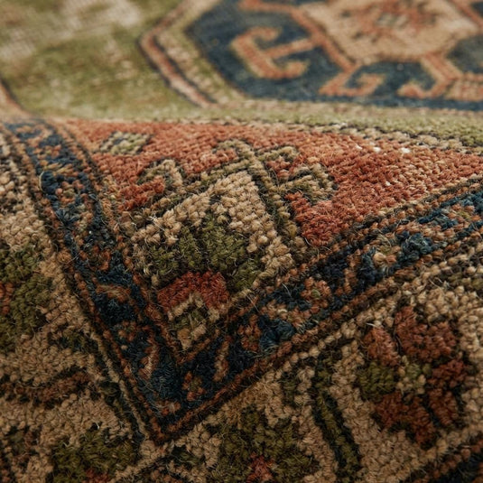 Translation missing: fr.Close-up of hand knotted wool rug showing dense pile, natural wool fibers, and individual knot texture