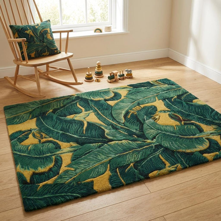 Translation missing: es.Soft plush tropical leaf rug styled in a nursery setting, showcasing cozy high-pile texture, rich green botanical pattern, and warm mustard tones for a nature-inspired children’s room