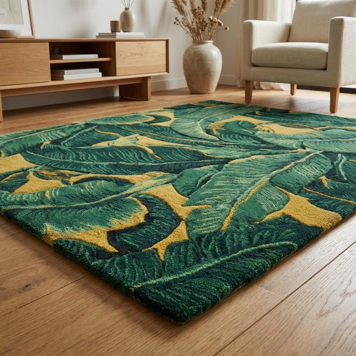 Translation missing: es.Detailed corner view of tropical leaf area rug showing carved leaf edges, raised tufted pile, rich green shades, and mustard base for depth and luxury texture