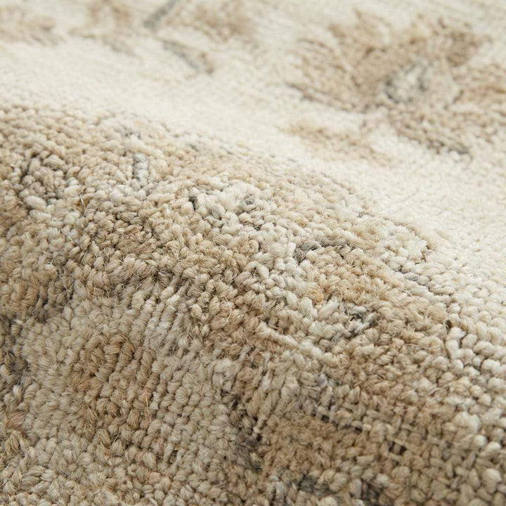 Translation missing: es.Close up of hand knotted wool rug showing low pile texture, individual knots, and natural wool fibers