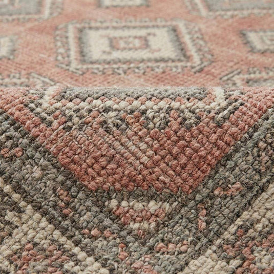 Translation missing: es.Close-up of hand knotted wool pile showing individual knots, natural fiber texture, and artisan craftsmanship