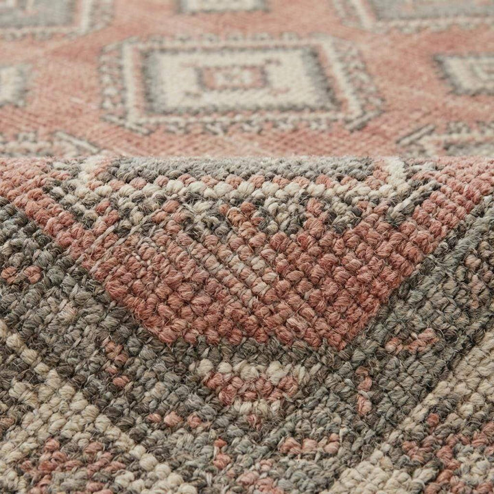 Translation missing: es.Close-up of hand knotted wool pile showing individual knots, natural fiber texture, and artisan craftsmanship
