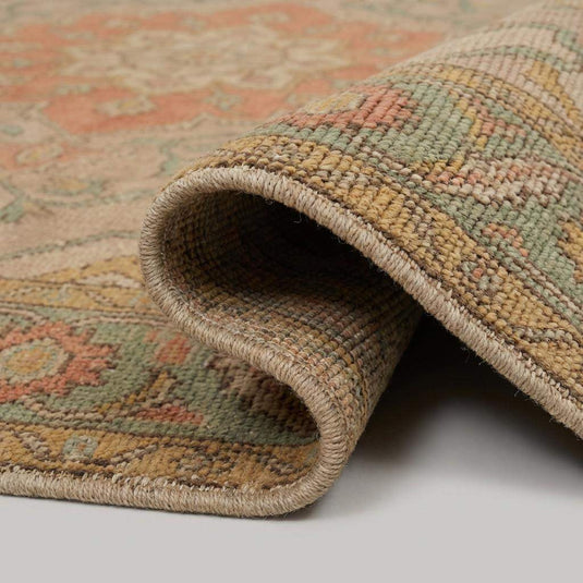 Translation missing: es.Close up of hand knotted wool rug showing dense pile, natural fibers, and artisan knot structure