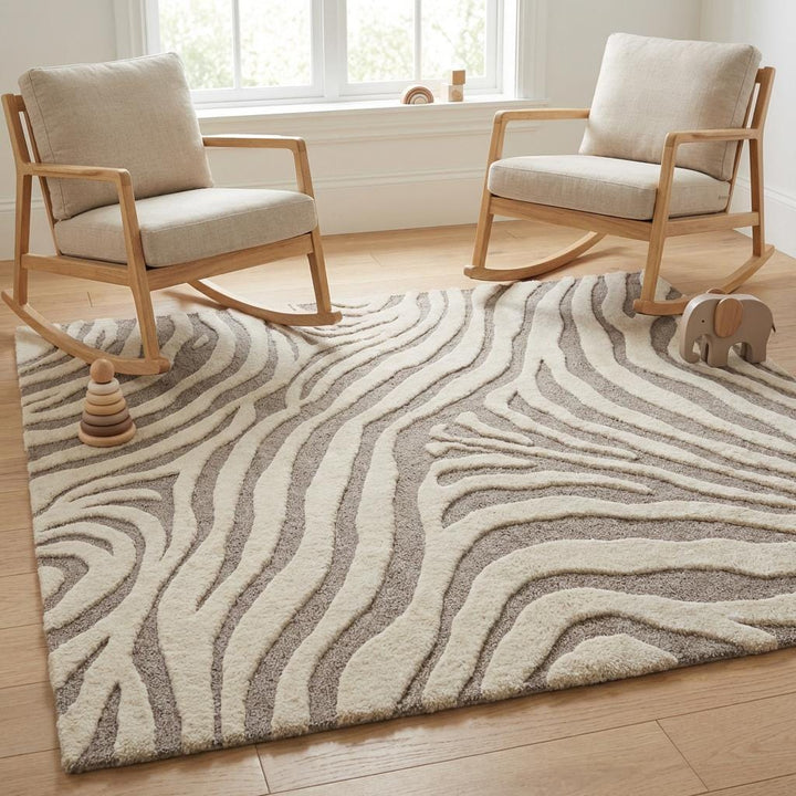 Translation missing: es.Modern sculpted wool area rug in gray and cream tones styled under accent chair