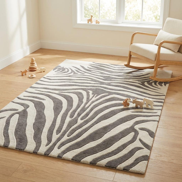 Translation missing: es.Plush wool hand tufted zebra rug designed for living room or bedroom décor with bold striped pattern