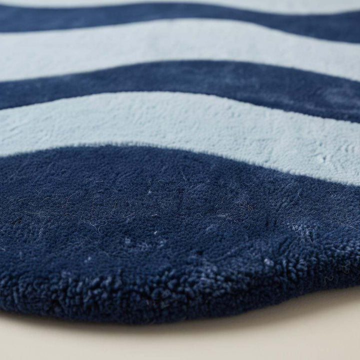 Translation missing: en.Modern wavy rug with abstract navy and light blue curved design for contemporary living room decor