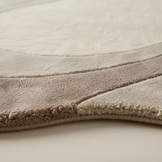 Translation missing: es.Neutral wavy area rug with sculpted curved abstract design and plush soft texture