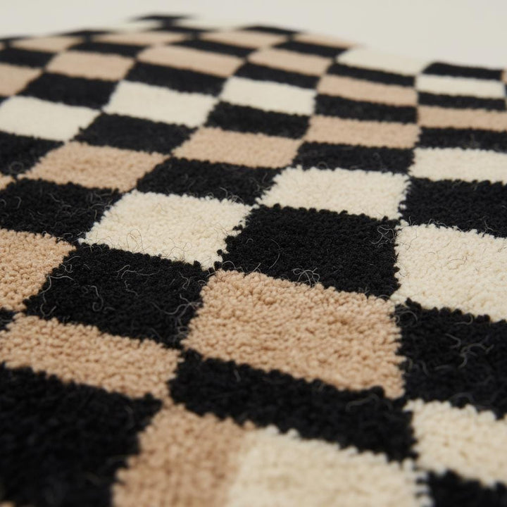 Translation missing: es.Black and beige wavy checkered rug with optical illusion pattern and plush high pile texture