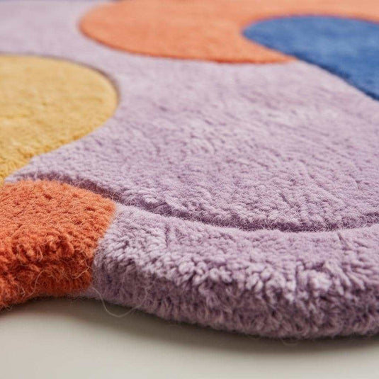 Translation missing: es.Close-up detail of a handmade tufted rug showing textured wool and stitching