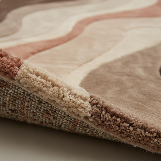 Translation missing: es.Close-up of plush abstract rug texture highlighting dense fibers, soft pile, and smooth color transitions, showcasing craftsmanship, comfort, and high-quality rug material