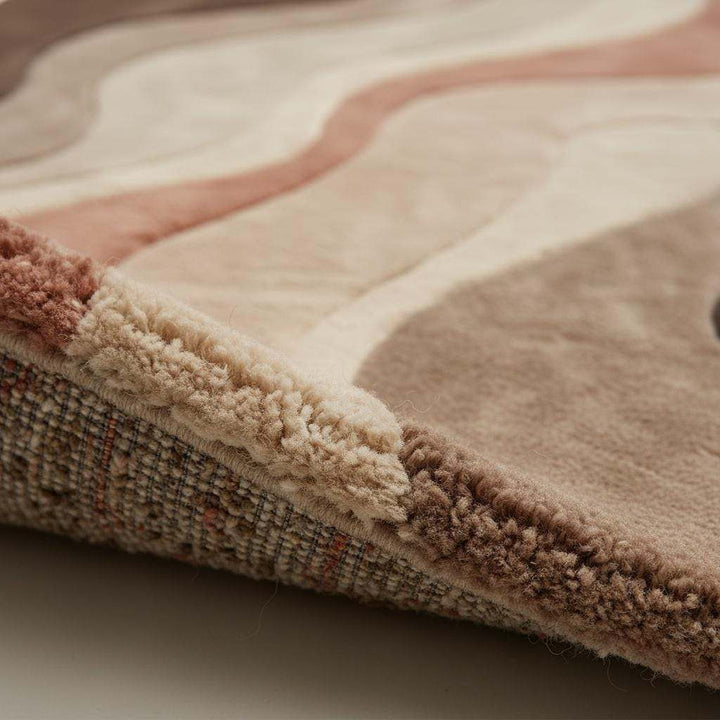 Translation missing: en.Close-up of plush abstract rug texture highlighting dense fibers, soft pile, and smooth color transitions, showcasing craftsmanship, comfort, and high-quality rug material