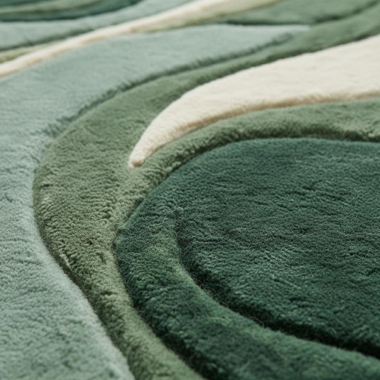Translation missing: es.Close-up of sculpted abstract green rug showing plush tufted fibers, high-low texture, and curved organic pattern craftsmanship