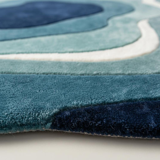 Translation missing: es.Close-up detail of a handmade tufted rug showing textured wool and stitching