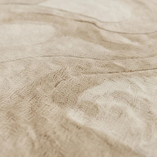 Translation missing: es.Close-up detail of a handmade tufted rug showing textured wool and stitching