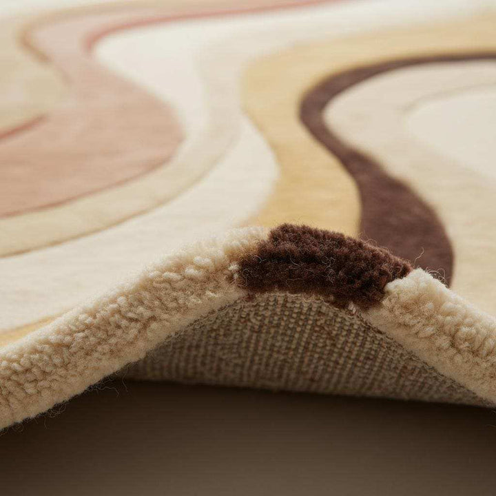 Translation missing: es.Close-up detail of abstract area rug texture showing dense plush fibers, soft pile, smooth weave, and high-quality craftsmanship in warm neutral earth tones